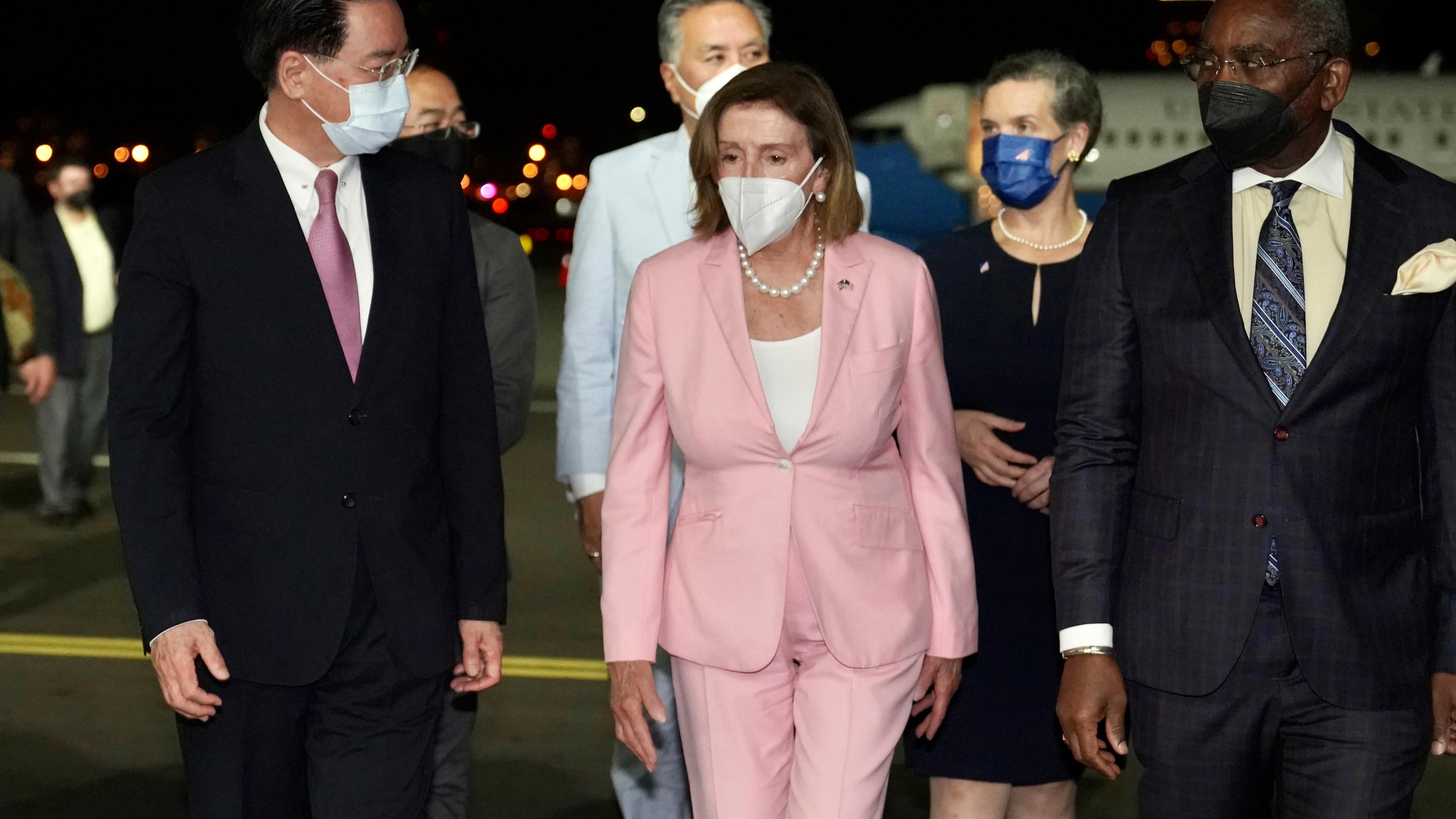 Taiwan, Taipeh: Nancy Pelosi, Sprecherin des US-Repräsentantenhauses, nach ihrer Ankunft am Flughafen von Taipeh.