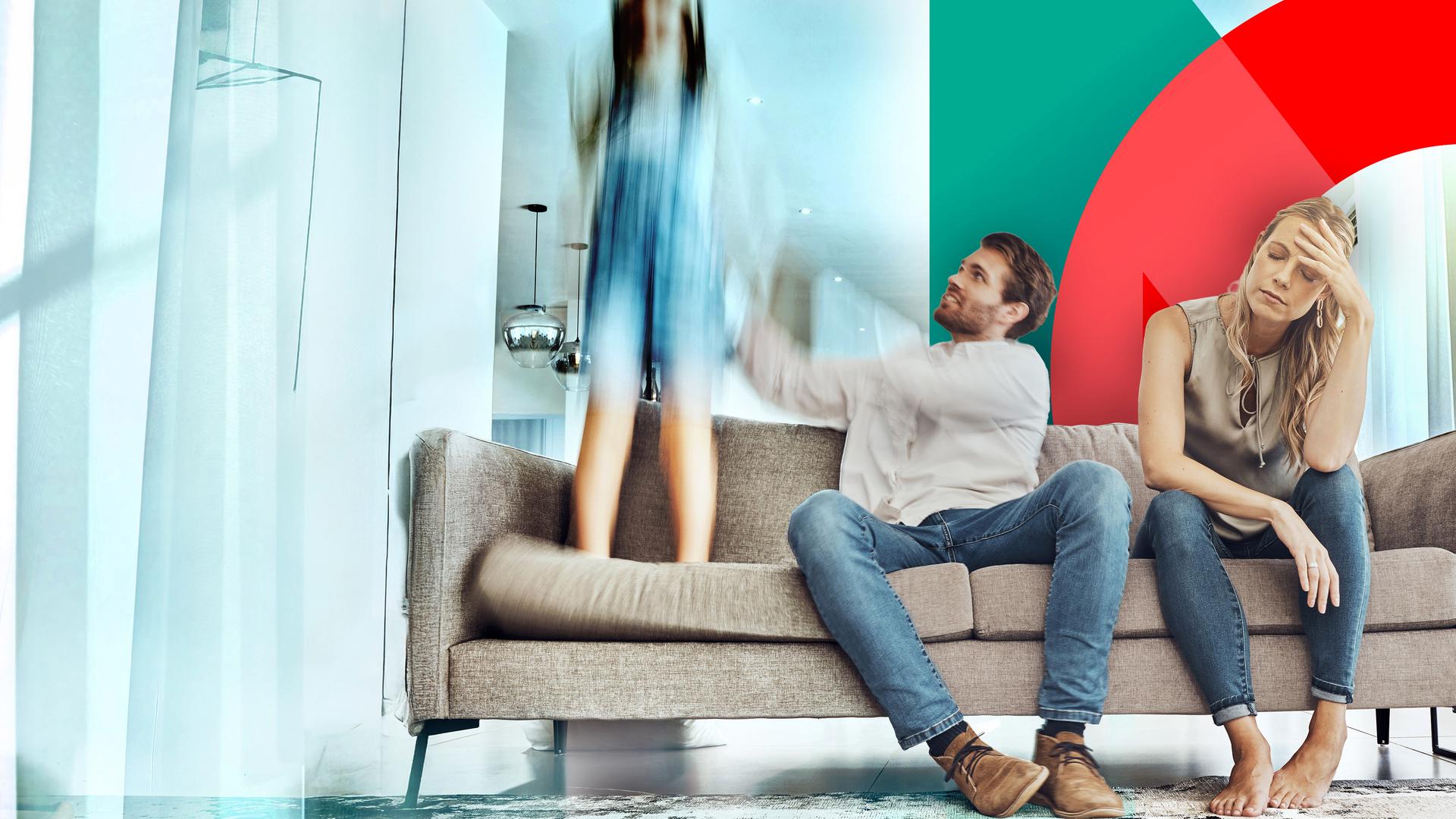 Ein junger Vater und eine junge Mutter sitzen auf einem Sofa. Die Mutter stützt den Kopf in die Hand und sieht erschöpft aus, der Vater reagiert entnervt mit einem Kind, das auf dem Sofa herumspringt. 