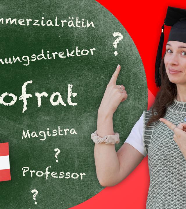 Vor einer Tafel mit Begriffen wie „Hofrat“, „Professor“ und „Magistra“ zeigt Julia Nestlen mit Doktorhut auf traditionelle österreichische Titel und Statusbezeichnungen.
