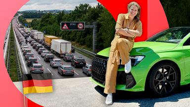 Kathrin Hönegger sitzt auf der Motorhaube eines grünen Autos vor einem langen Autobahnstau und verweist damit auf die besondere Bedeutung des Autos und des Straßenverkehrs in Deutschland.