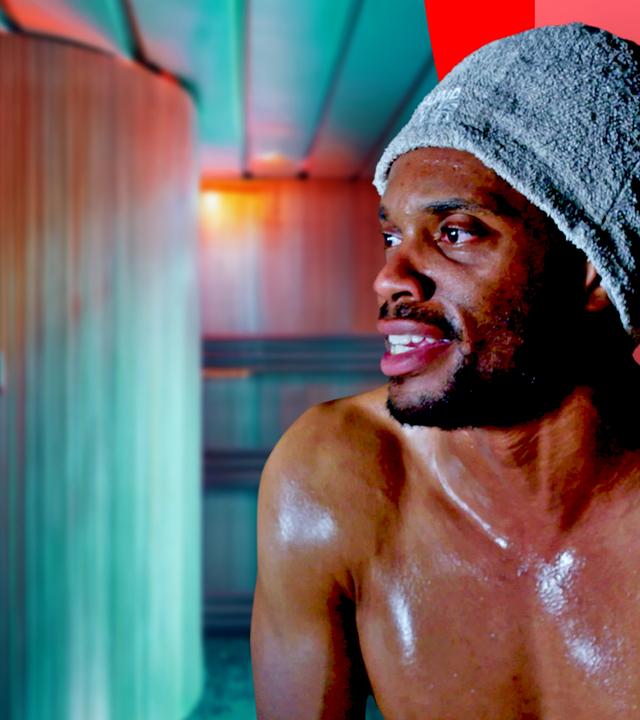 Moderator Anthony Morgan schwitzend in der Sauna