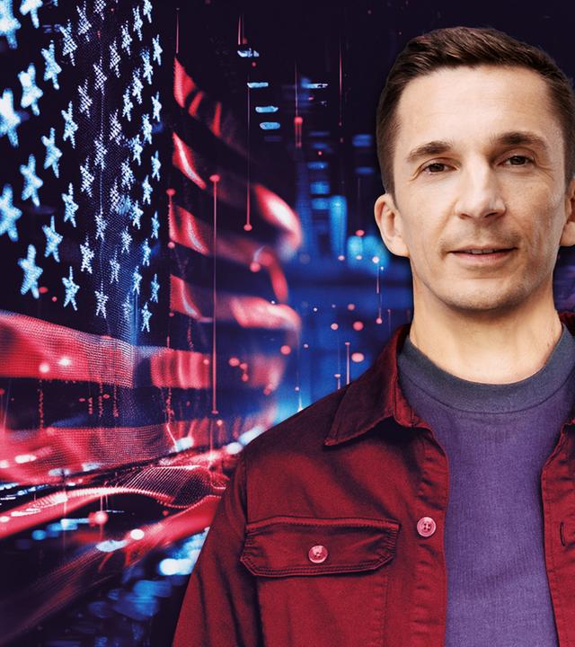 Eric Mayer vor einer Flagge