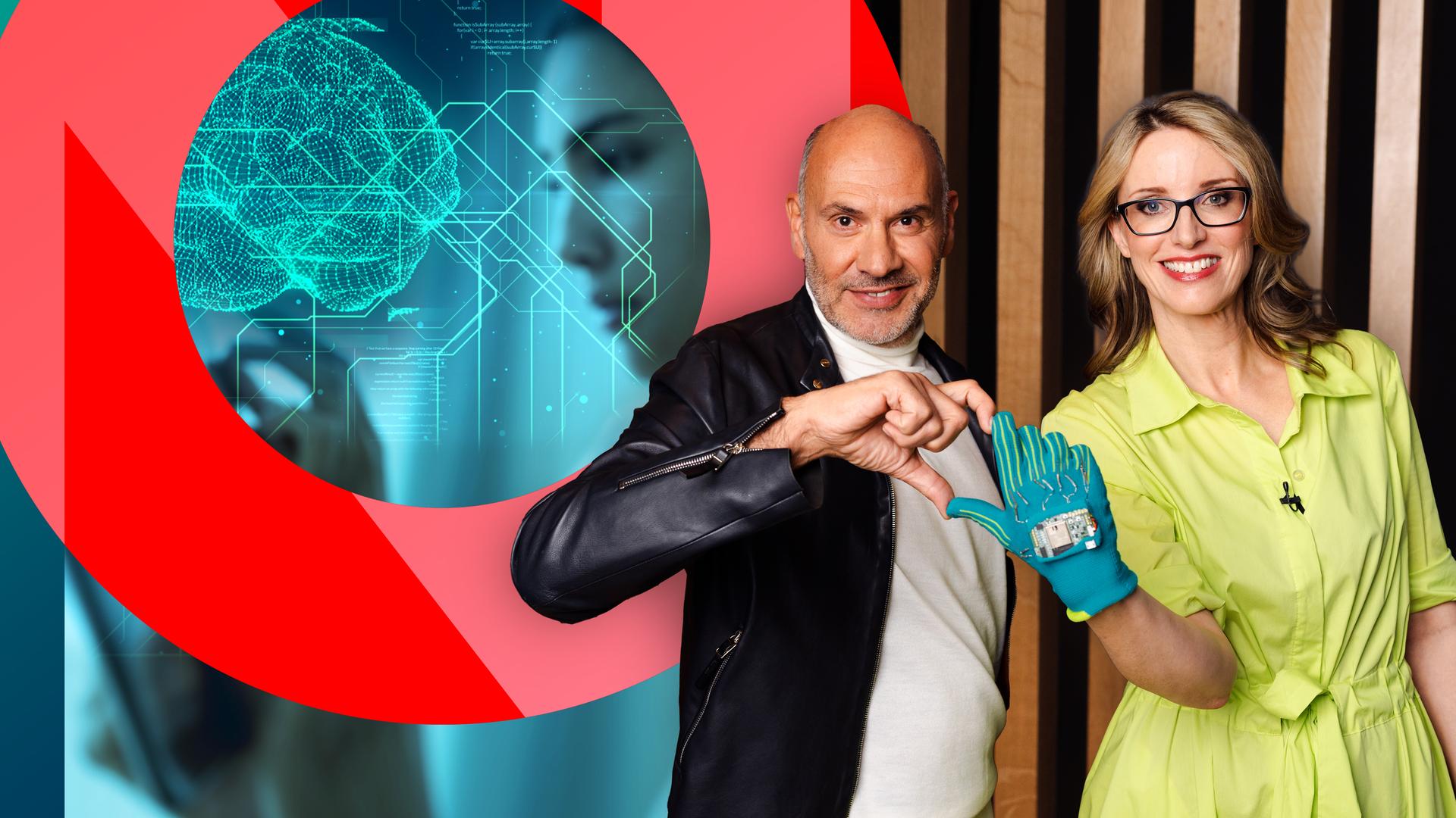 Moderatorin und Gast vor der Illustration eines stilisierten Gehirns, eines schemenhaften Gesichts und Datenfluss assozierenden Linien im Studio