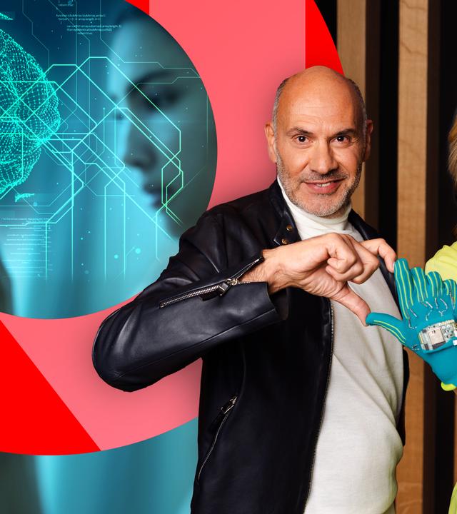 Moderatorin und Gast vor der Illustration eines stilisierten Gehirns, eines schemenhaften Gesichts und Datenfluss assozierenden Linien im Studio