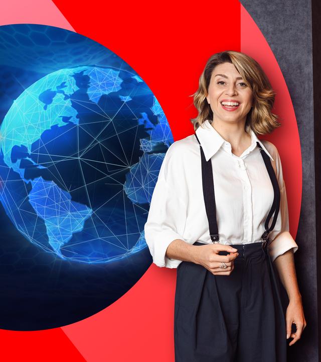 Moderatorin Stefanie Rohde und Gast im Studio vor einer Weltkugel-Stromstecker-Illustration 