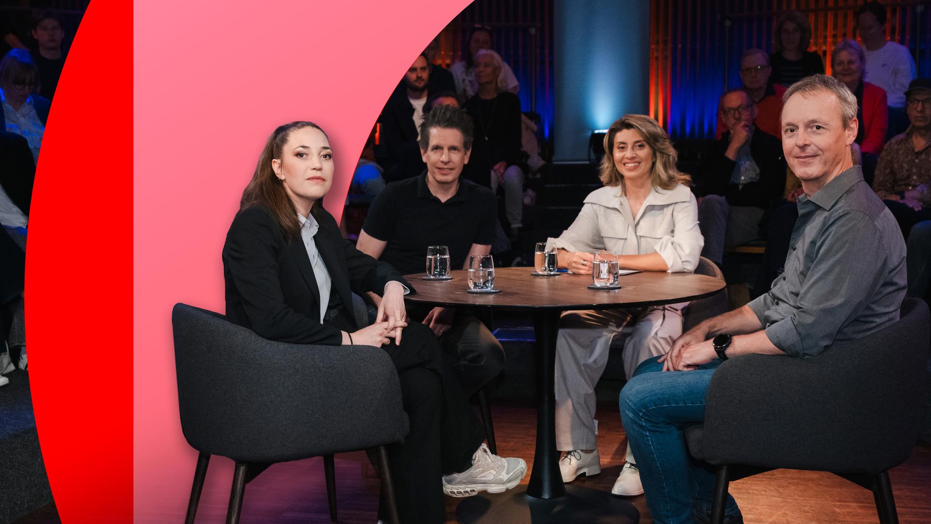 Vier Personen sitzen in ein einer Gesprächsrunde