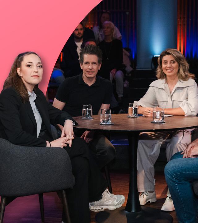 Vier Personen sitzen in ein einer Gesprächsrunde