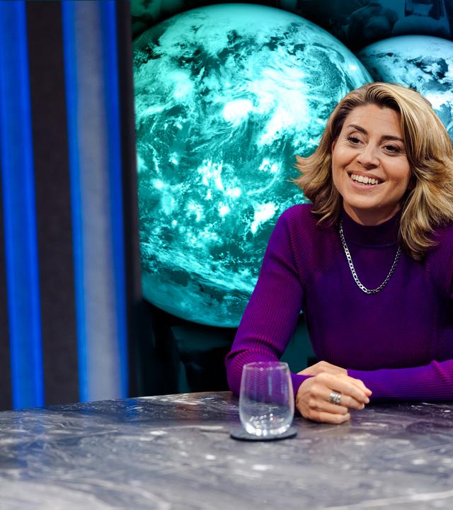 Moderatorin Stephanie Rohde am Tisch