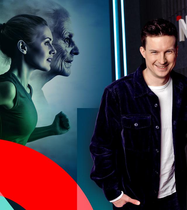 Die Moderatorin Alena Buyx mit einem Gast im Studio, im Hintergrund eine Illustration von zwei laufenden Frauen, jene im Vordergrund jung, im Hintergrund gealtert