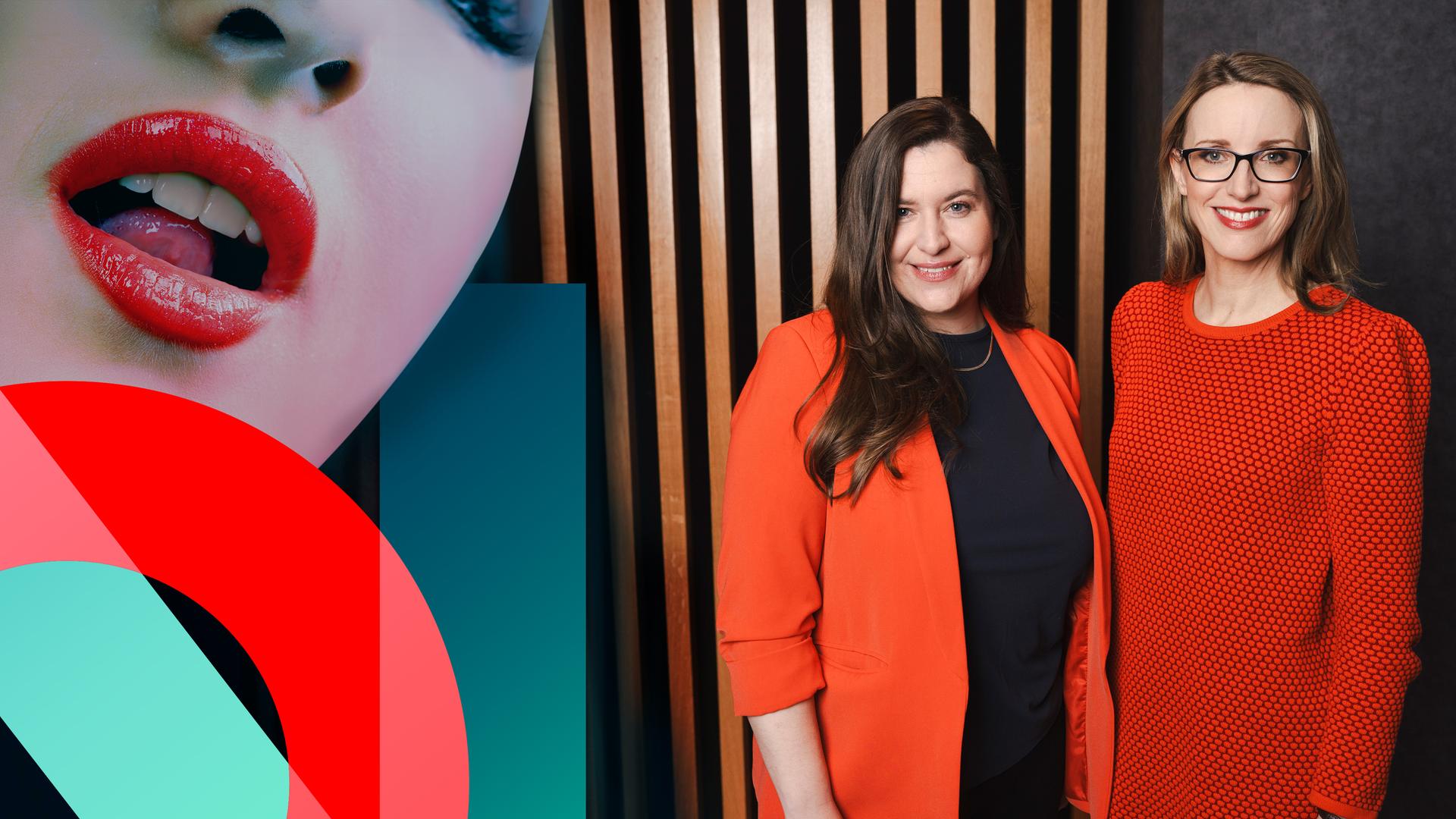 die Moderatorin Alena Buyx und ihr Gast vor Studiohintergrund und dem lasziv geöffneten, stark rot geschminktem Mund einer Frau