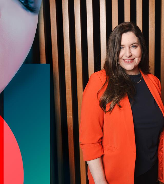 die Moderatorin Alena Buyx und ihr Gast vor Studiohintergrund und dem lasziv geöffneten, stark rot geschminktem Mund einer Frau