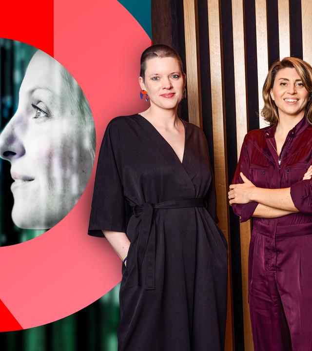 Moderatorin Stephanie Rohde mit zwei Gästen vor einem Sendemotiv 