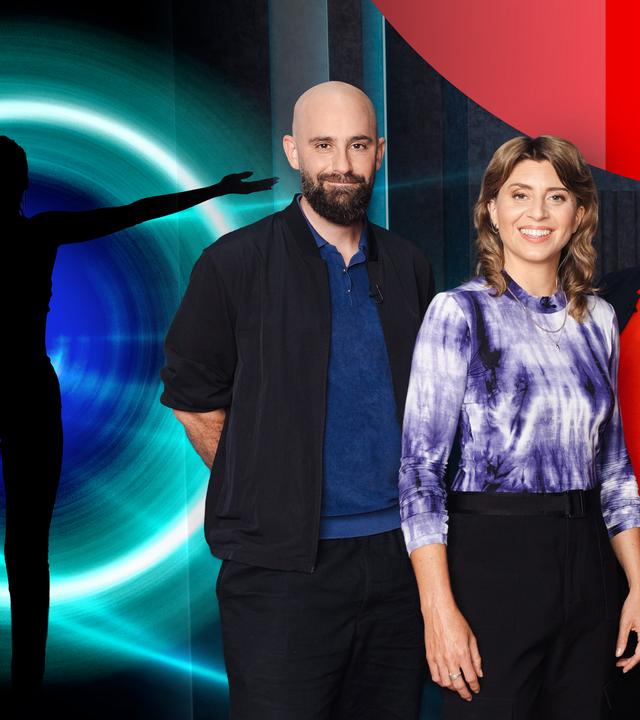 Die Moderatorin Stefanie Rohde mit drei Gästen im Studio.