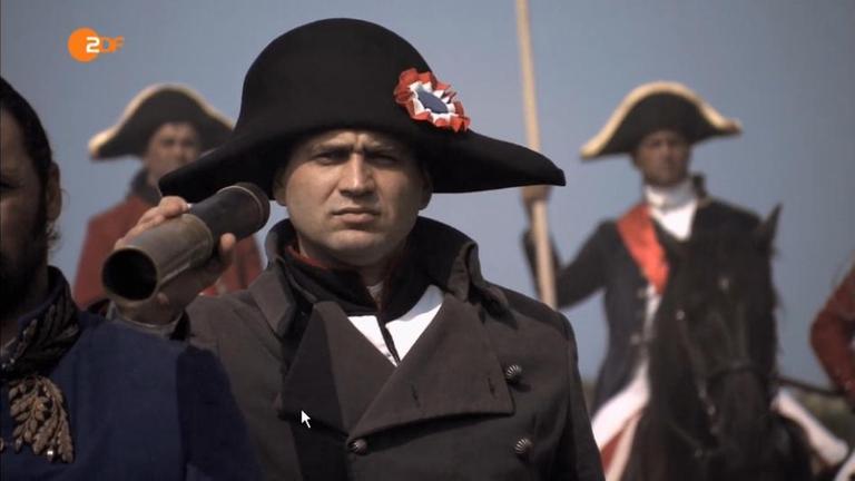 Napoleon schaut durch sein Fernrohr.
