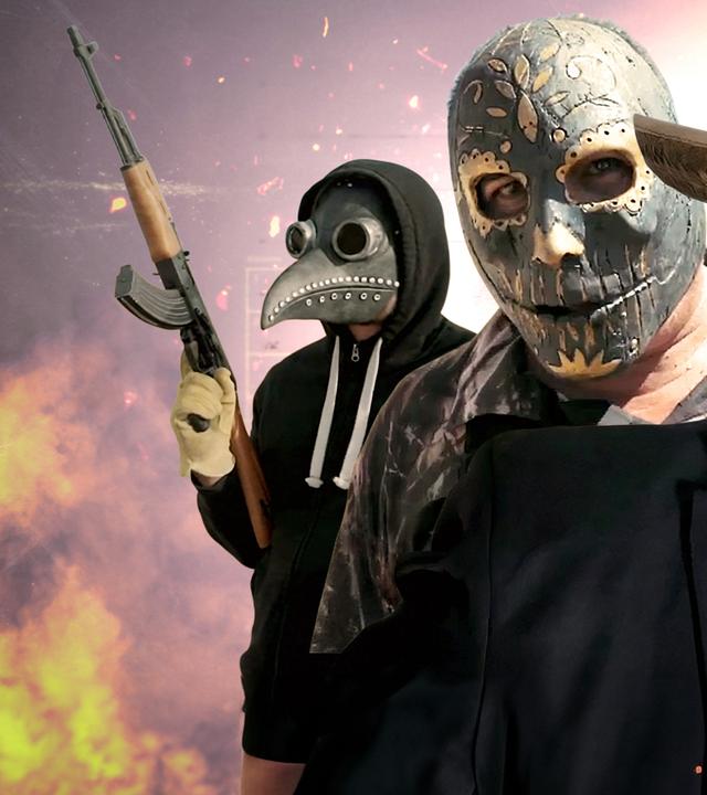 Montage: Die Köpfe von drei Protagonisten mit verschiedenen Masken liegen hintereinander, einer hält eine Waffe. Im Hintergrund brennt ein Feuer in der Nacht, Funken sprühen.