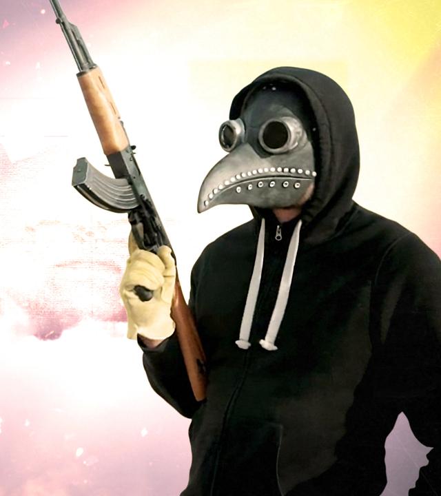 Montage: Ein Mann trägt eine Pestmaske und einen Kapuzenpulli. Er hält ein Gewehr und schaut zur Seite. Im Hintergrund brennt ein Feuer in der Nacht, Funken sprühen.