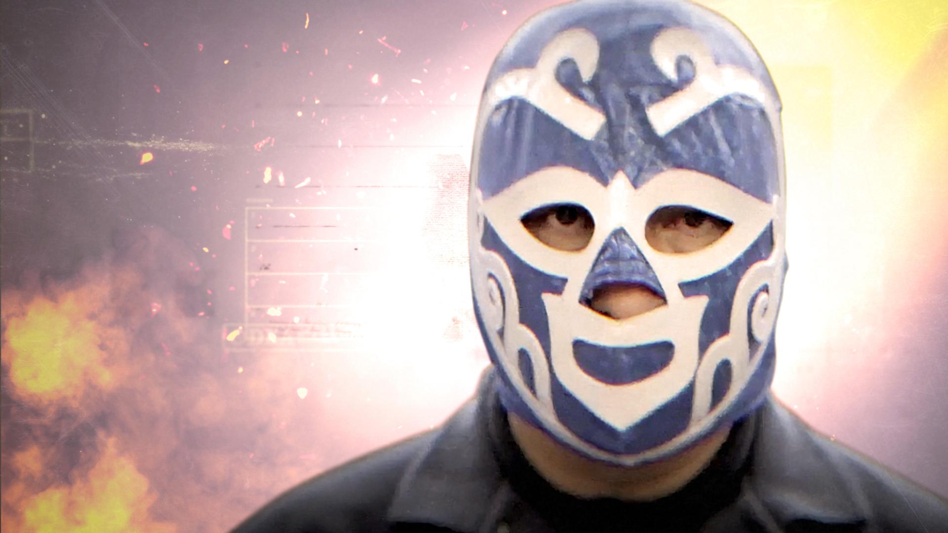 Montage: Ein Mann trägt eine blau-weiße Luchador-Maske und schaut in die Kamera. Im Hintergrund brennt ein Feuer in der Nacht, Funken sprühen.