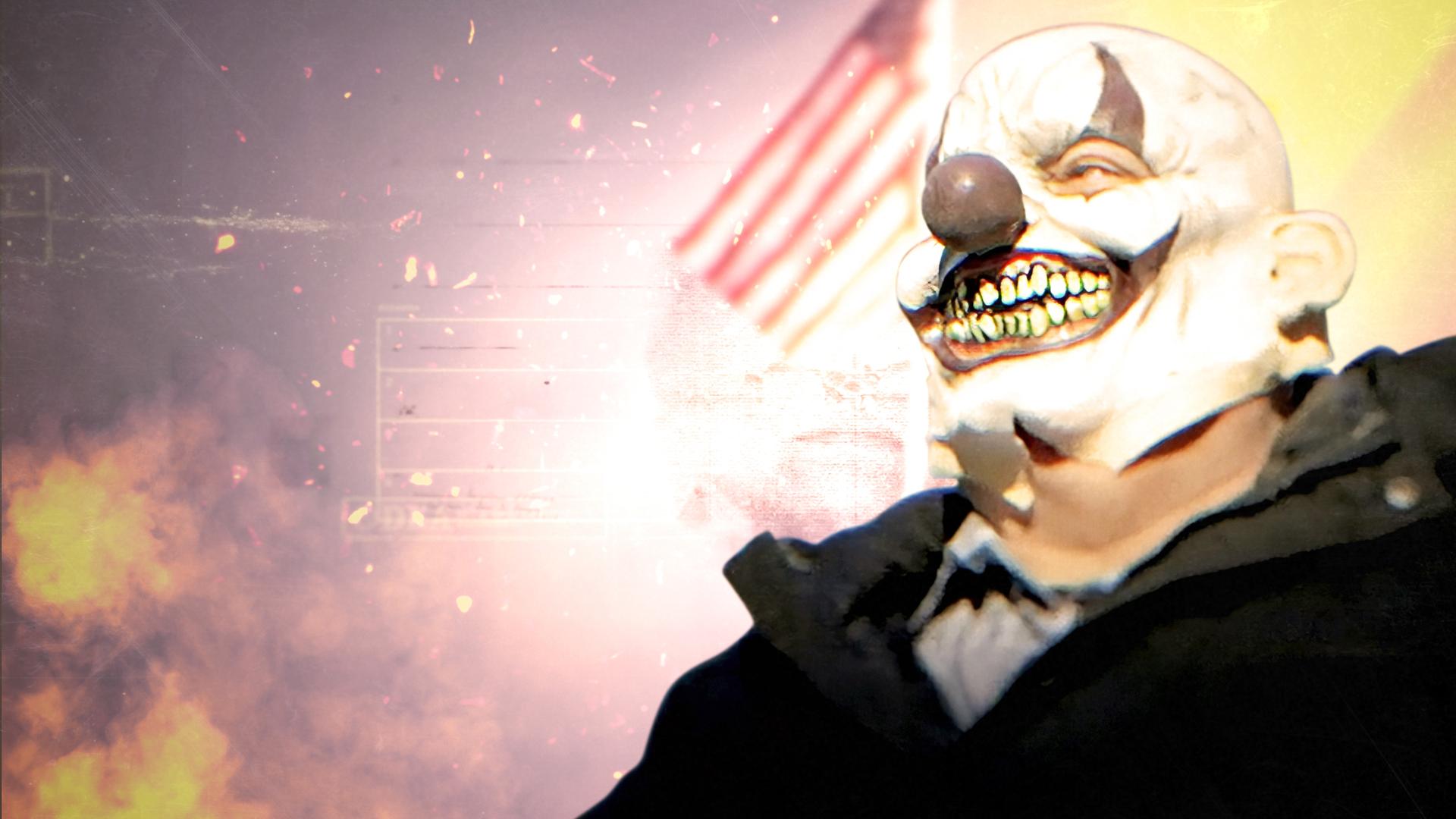 Montage: Ein Mann trägt eine Horrorclownmaske, er schaut zur Seite. Im Hintergrund weht die US-Flagge, es brennt ein Feuer in der Nacht, Funken sprühen.