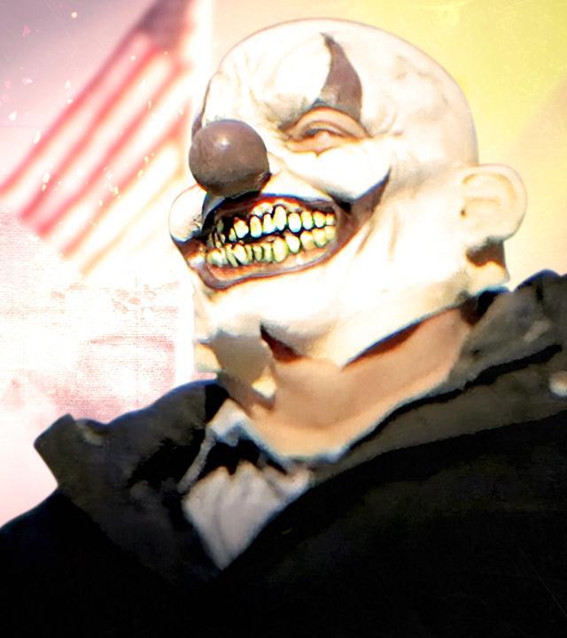 Montage: Ein Mann trägt eine Horrorclownmaske, er schaut zur Seite. Im Hintergrund weht die US-Flagge, es brennt ein Feuer in der Nacht, Funken sprühen.