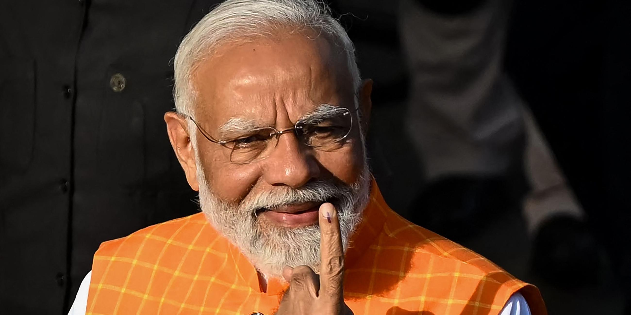 Narendra Modi zeigt seinen mit Tinte markierten Zeigefinger, nachdem er bei der Parlamentswahl in Indien seine Stimme abgegeben hat.