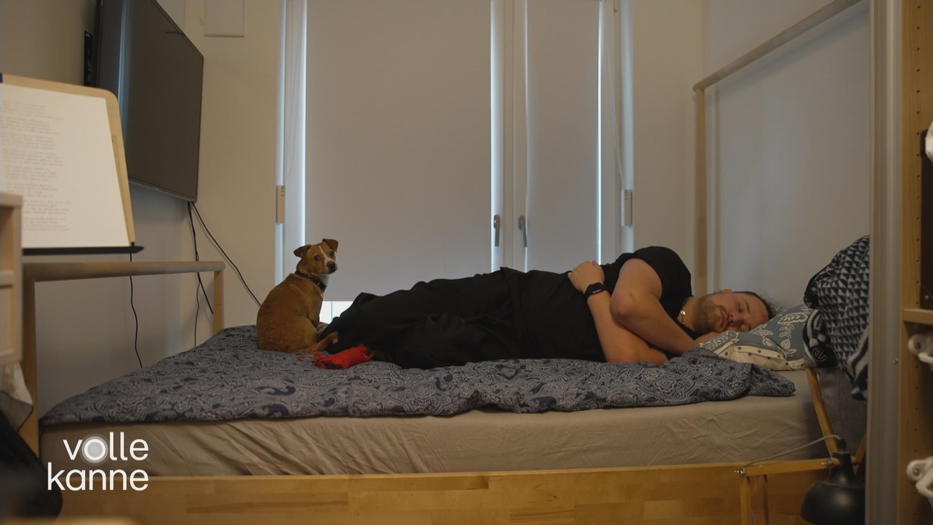 Mann liegt schlafend im Bett