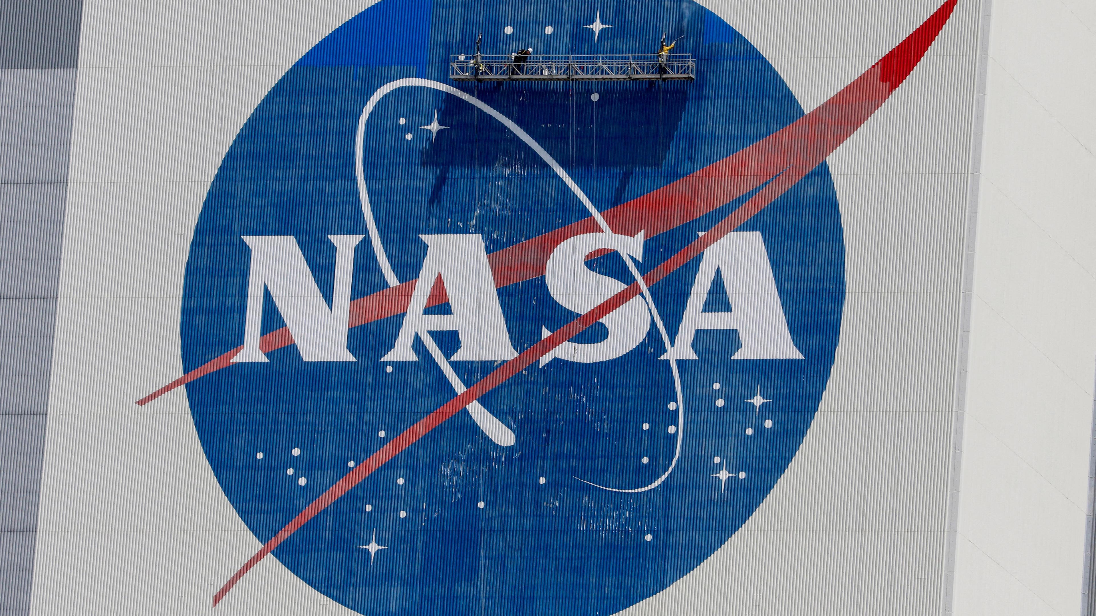 Das Nasa-Logo am Kennedy Space Center in Cape Canaveral wird gereinigt.