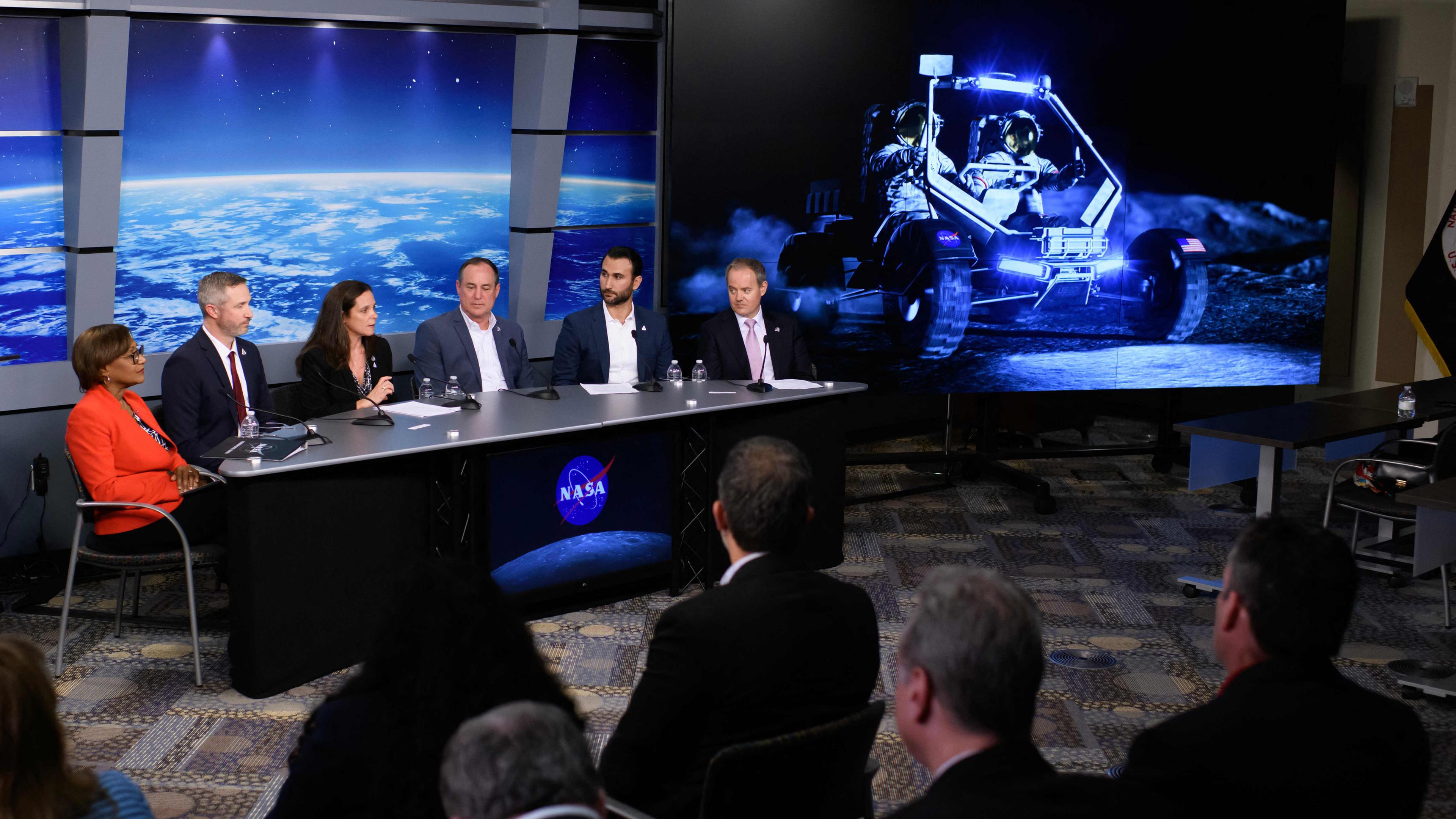 Mitglieder der NASA stellen die drei Unternehmen vor, die ausgewählt wurden, um die Entwicklung des Lunar Terrain Vehicle (LTV) voranzutreiben
