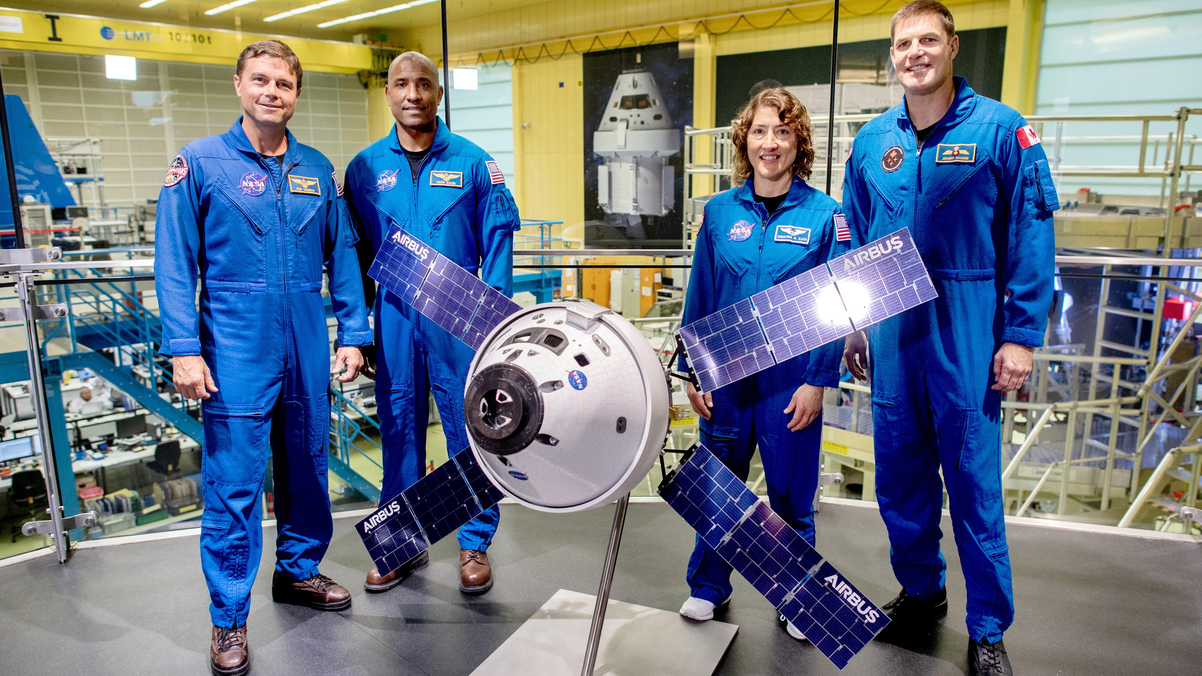 Die Crew-Mitglieder der Artemis 2-Mission der US-Raumfahrtbehörde Nasa, Reid Wiseman (l-r), Victor Glover, Christina Koch und Jeremy Hansen, steht bei einem Pressetermin im Gebäude der ArianeGroup. 