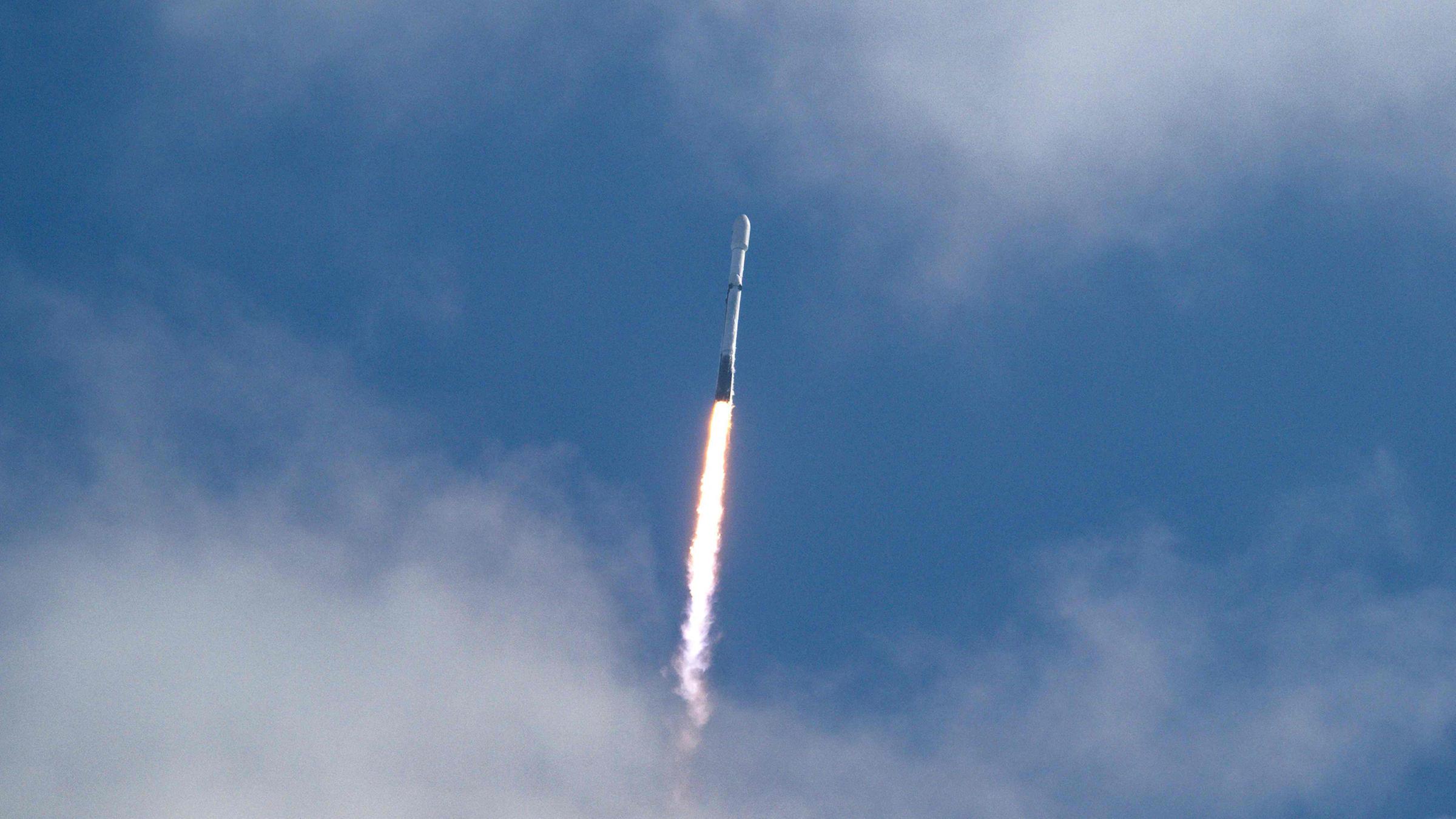 Eine SpaceX Falcon Heavy-Rakete mit der Raumsonde Psyche startet am 13.10.2023 vom Kennedy Space Center der NASA in Florida.