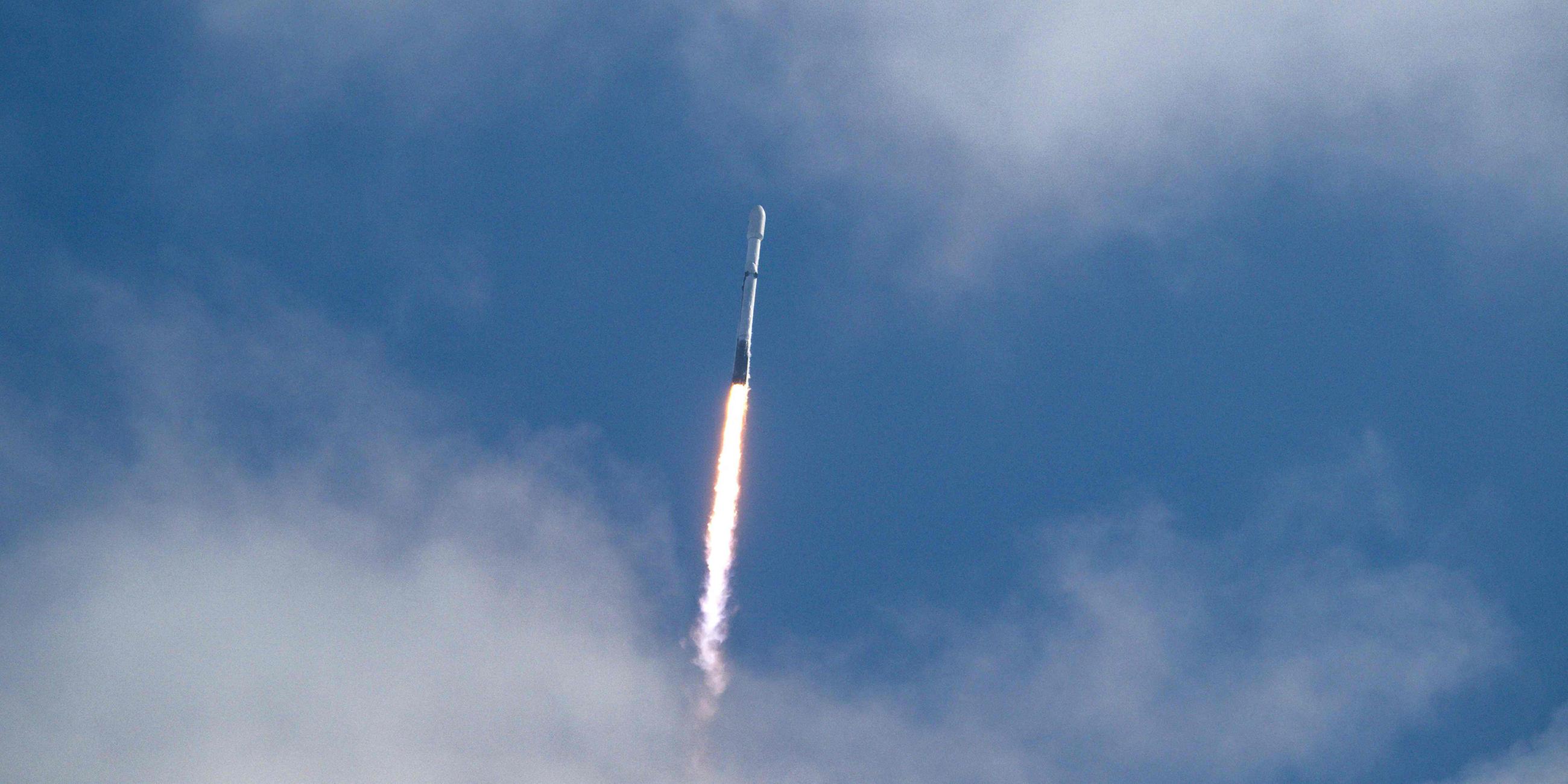 Eine SpaceX Falcon Heavy-Rakete mit der Raumsonde Psyche startet am 13.10.2023 vom Kennedy Space Center der NASA in Florida.