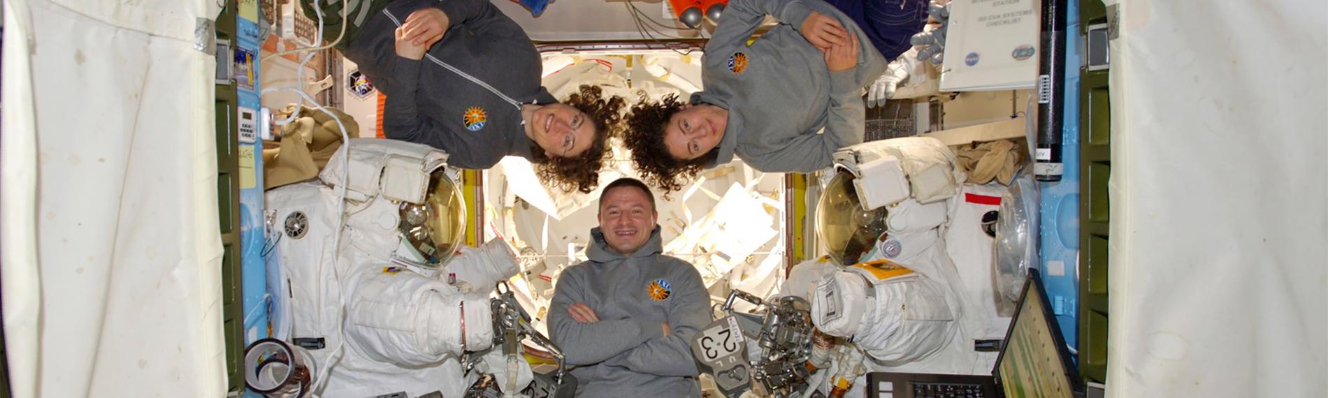 Die US-Astronautinnen Christina Koch und Jessica Meir bei Arbeiten an der ISS; 18.10.2019