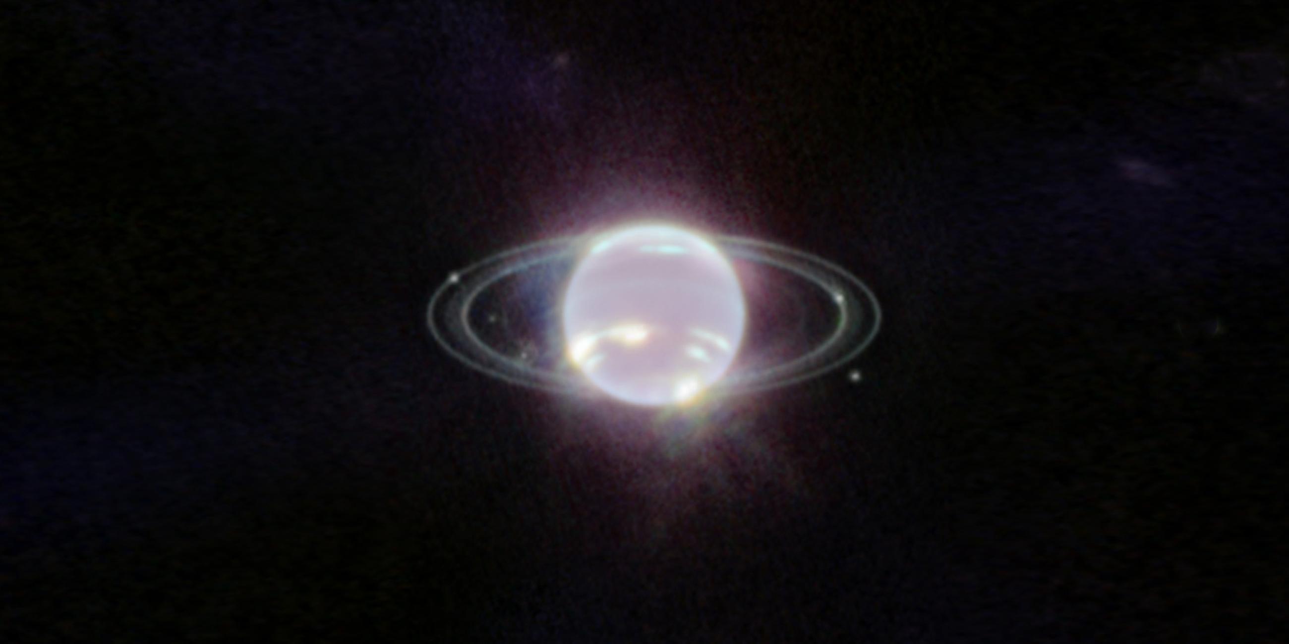 Der Planet Neptun schwebt im Zentrum einiger Ringe