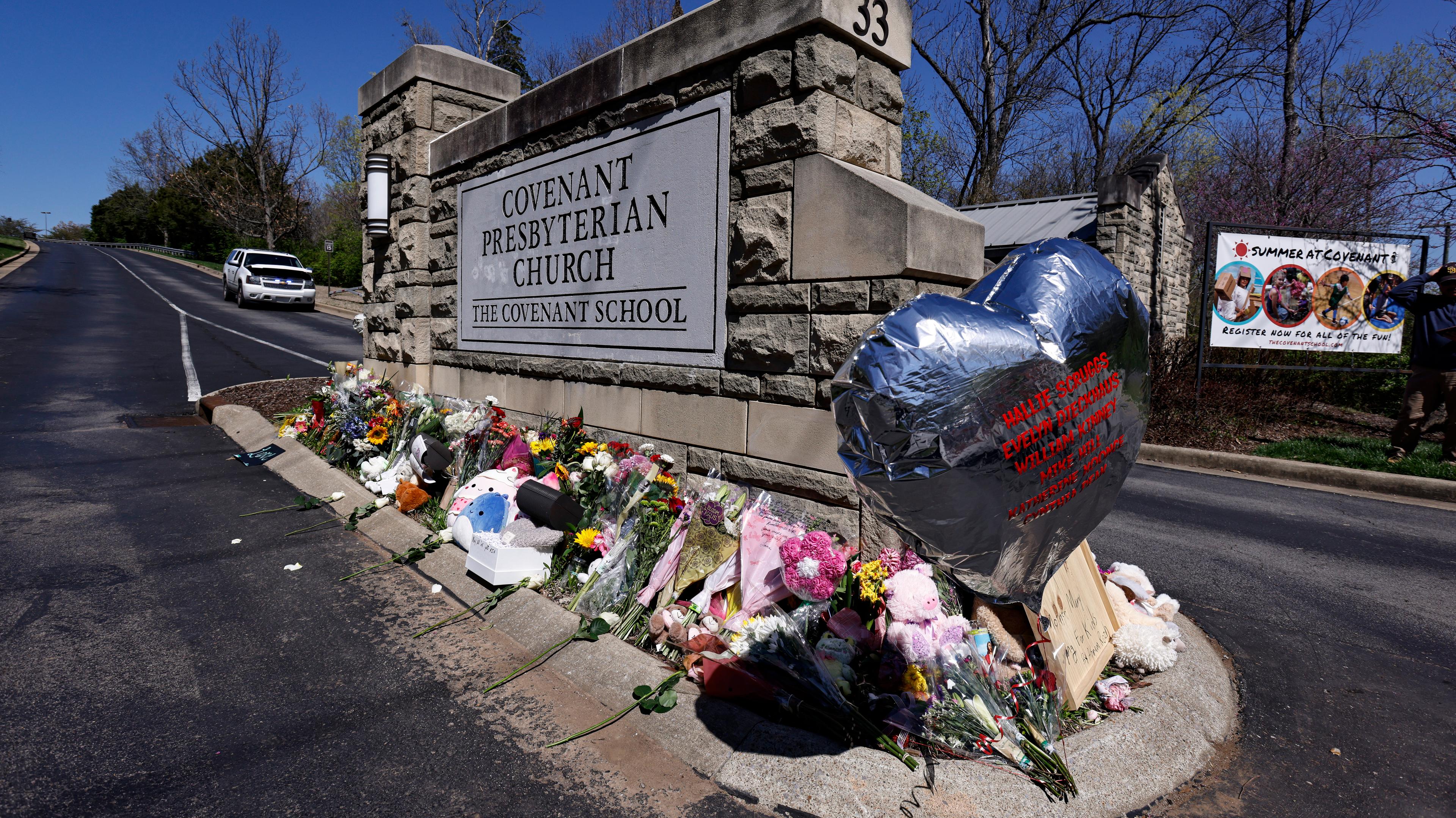 Blumen und ein Ballon erinnern am Eingangsbereich zum Gelände der Grundschule an die Opfer