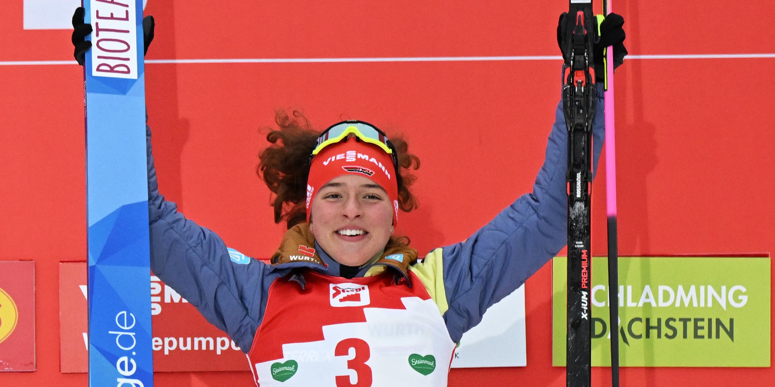 Nathalie Armbruster jubelt auf Platz 3 bei dem FIS-Weltcup der Nordischen Kombination in Ramsau am 16.12.2022
