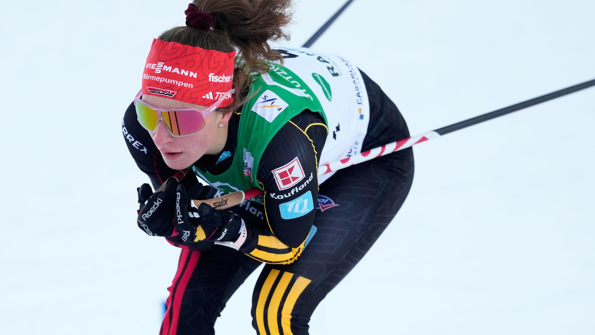 Nathalie Armbruster (GER) im Einsatz beim Einzelwettbewerb Gundersen von der Normalschanze/5 km der Frauen, Weltcup der Nordischen Kombination.
