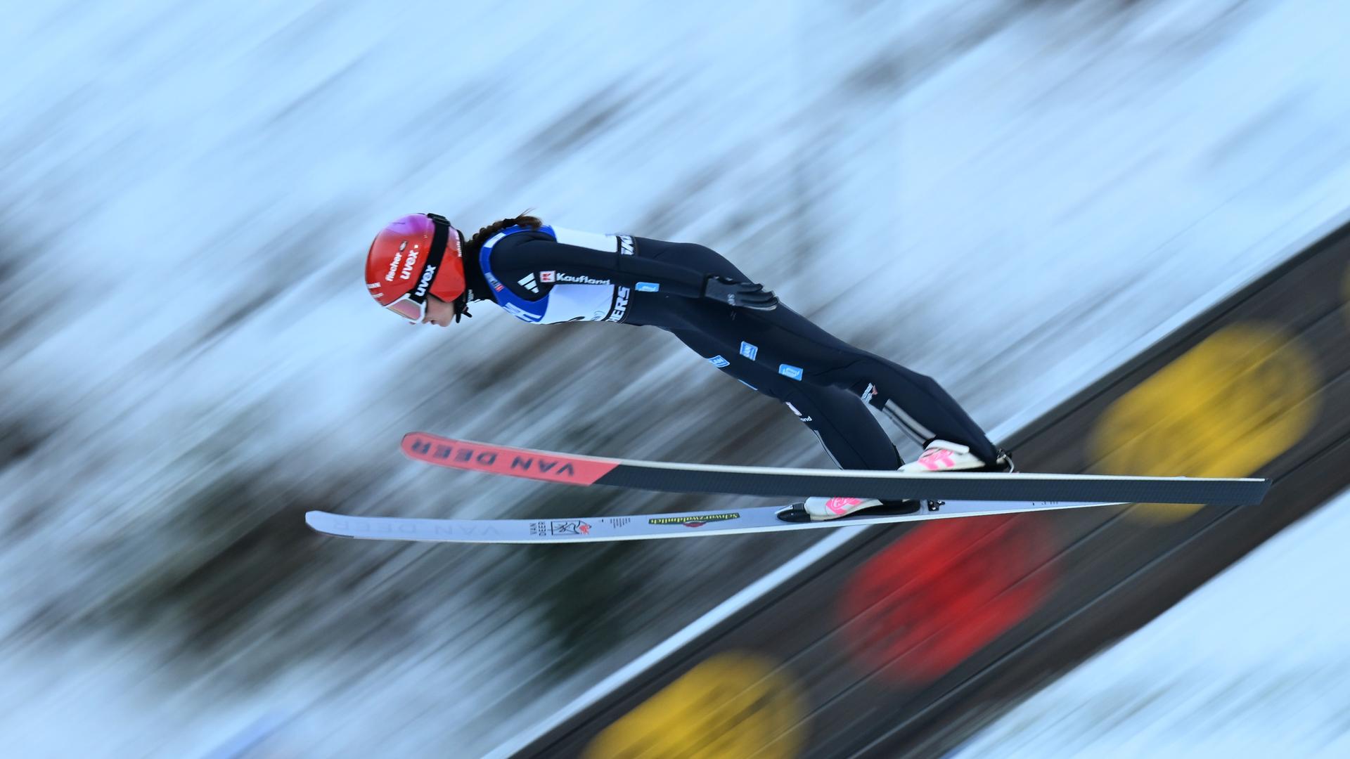 Nathalie Armbruster springt beim Weltcup am 18.01.2026 in Oberhof von der Schanze.