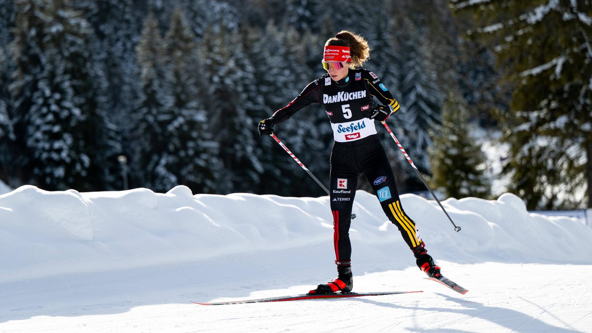 Die deutsche nordische Kombiniererin Nathalie Armbruster läuft beim FIS Weltcup der Nordischen Kombination in Seefeld den Berg hoch