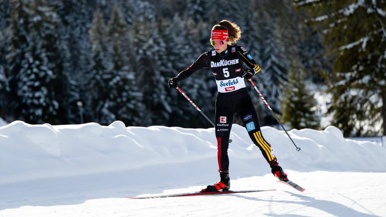 Die deutsche nordische Kombiniererin Nathalie Armbruster läuft beim FIS Weltcup der Nordischen Kombination in Seefeld den Berg hoch