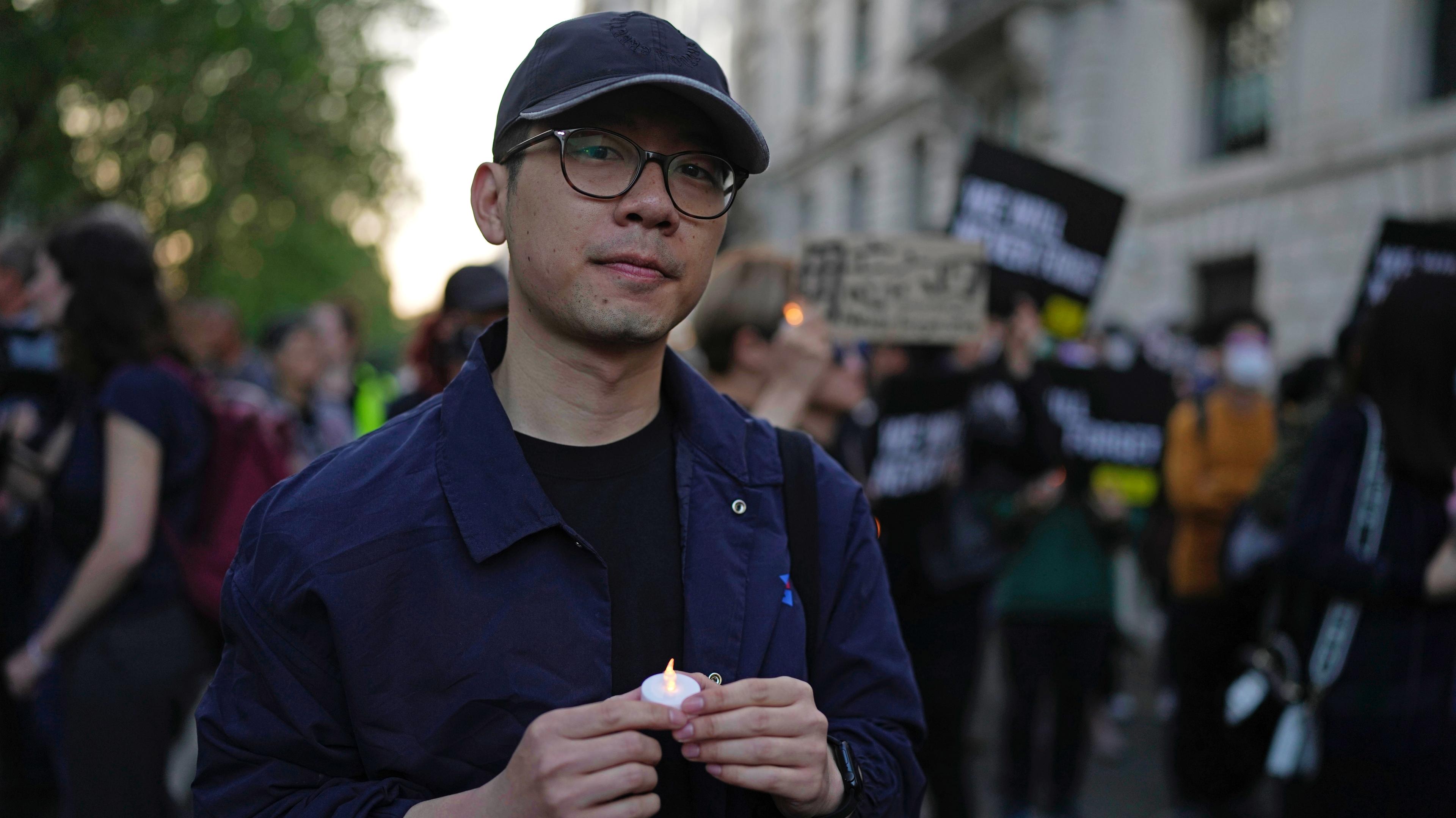 Der Hongkonger Aktivist Nathan Law nimmt an einer Mahnwache vor der chinesischen Botschaft in London (Großbritannien) teil, aufgenommen am 04.06.2023