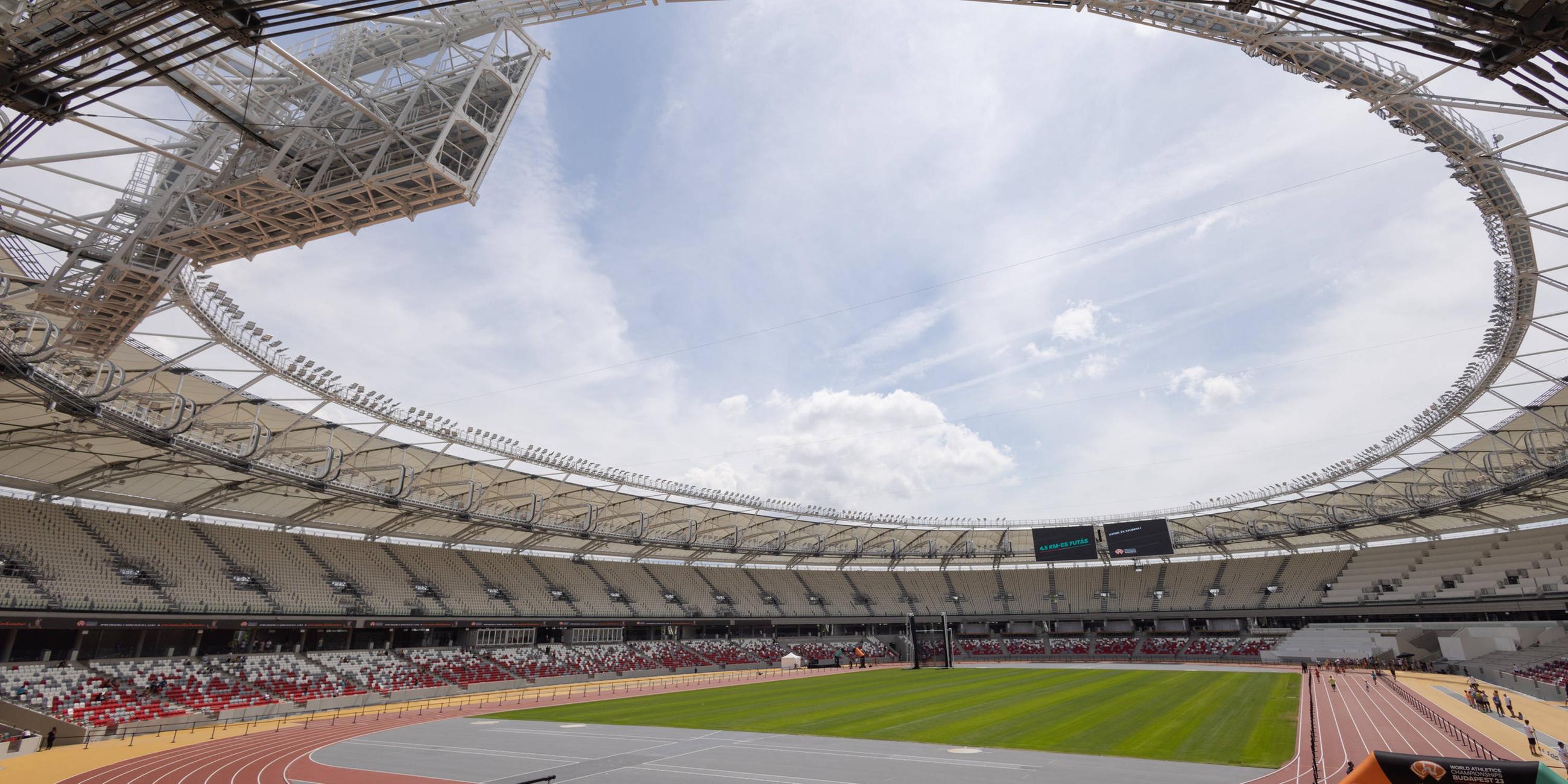 Das für die WM 2023 neu errichtete Nationales Leichtathletikzentrum in Ungarn von innen.