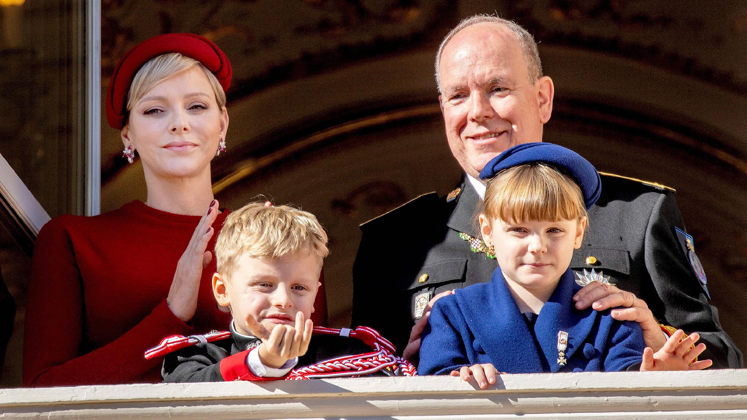 Der Fürst von Monaco Albert gemeinsam mit seiner Frau Charlene und seinen Kindern am Nationalfeiertag.