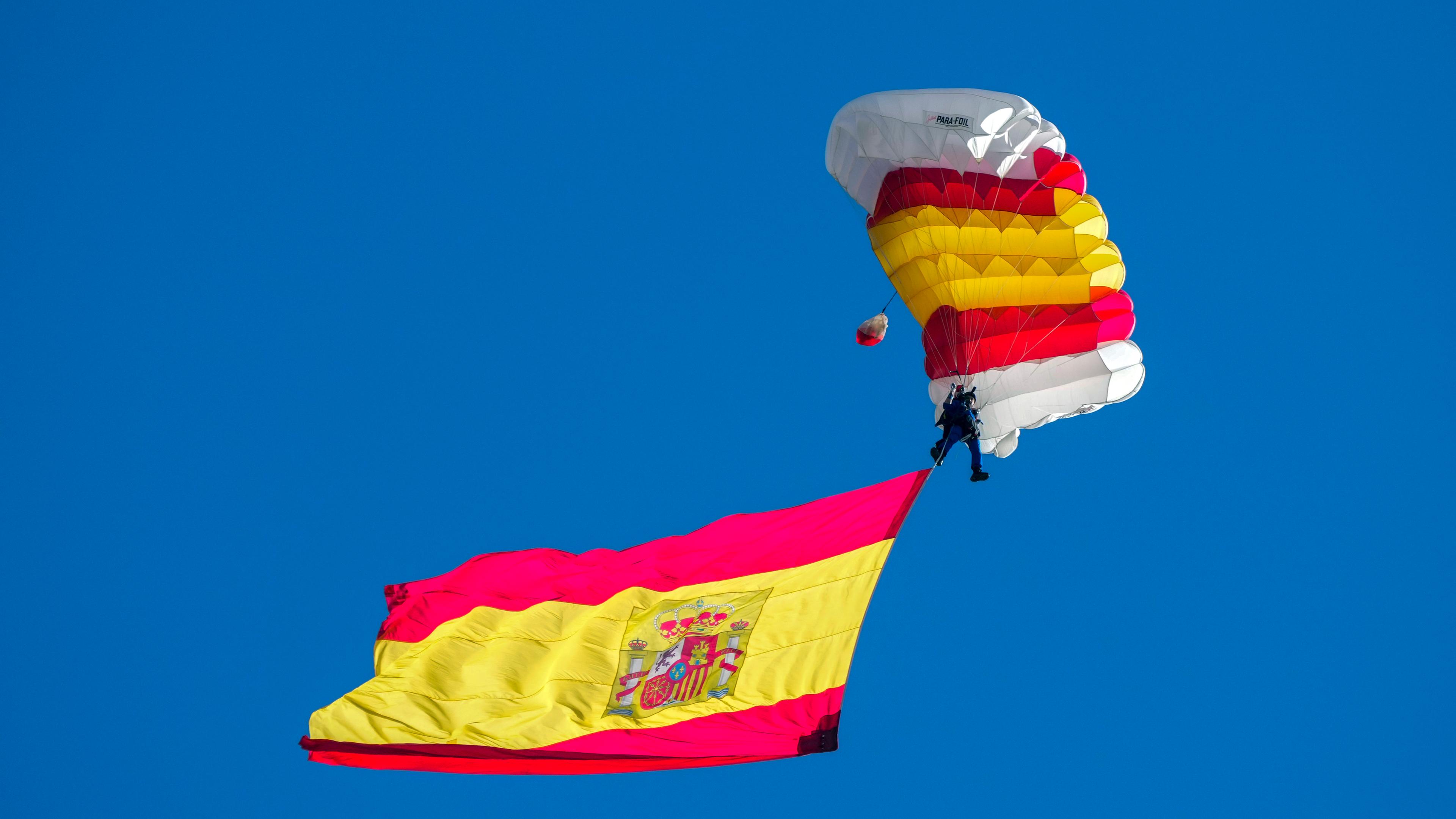 Flagge und Fallschirm zum Nationalfeiertag in Spanien