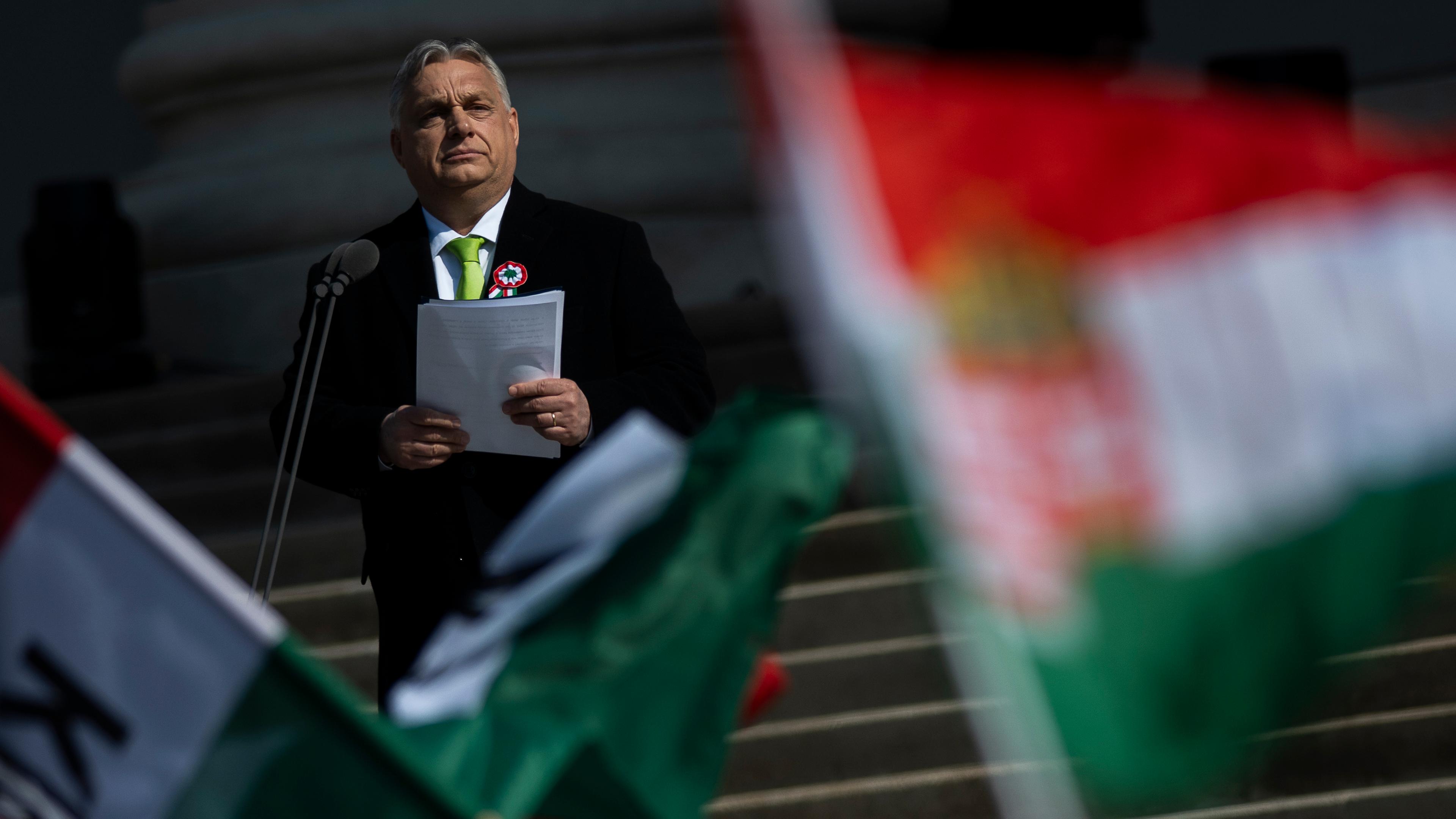 Viktor Orban und ungarische Flaggen