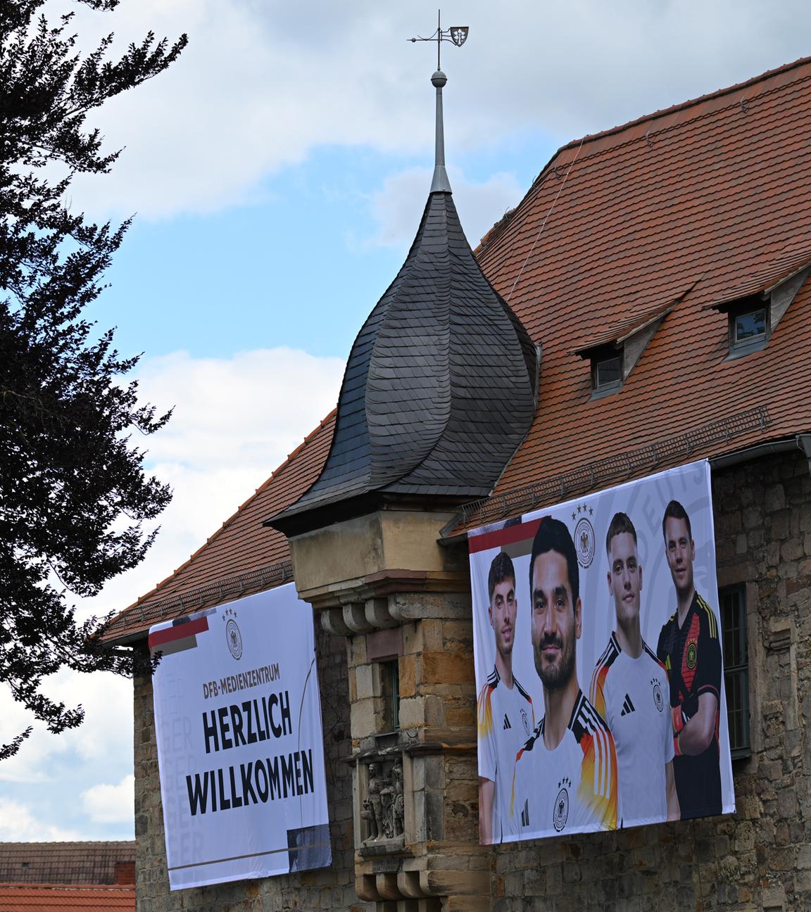Ein Bild mit Nationalspielern hängt am Schloss in Blankenhain.