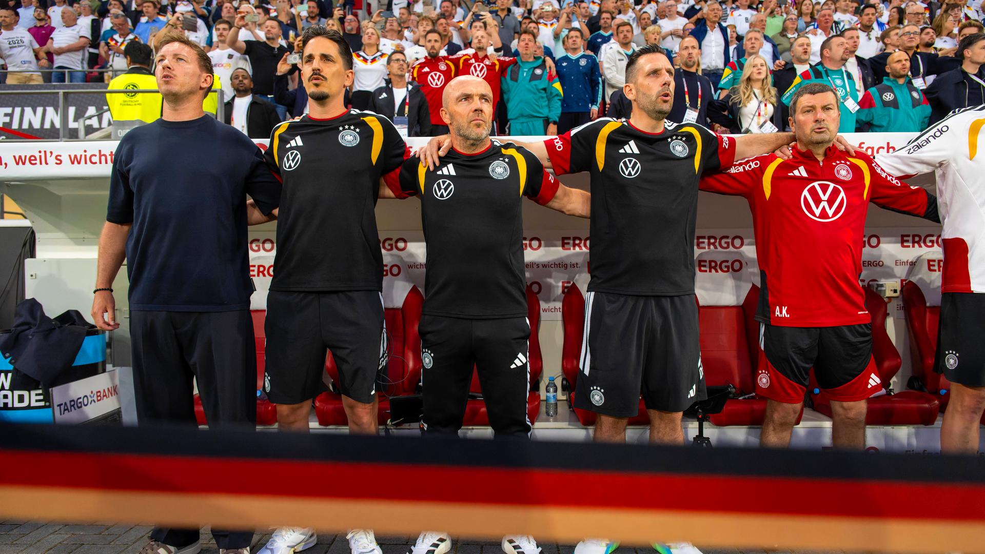 v.li: Bundestrainer Julian Nagelsmann, Co-Trainer Benjamin Hübner, Co-Trainer Alfred Schreuder, Mads Buttgereit (Assistenztrainer), Torwarttrainer Andreas Kronenberg am 31.05.2026 in Mainz. 