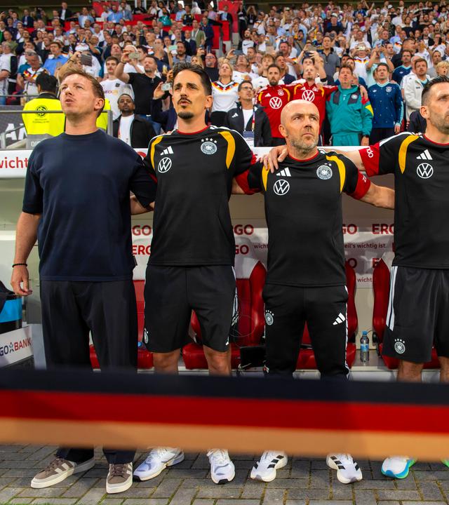 v.li: Bundestrainer Julian Nagelsmann, Co-Trainer Benjamin Hübner, Co-Trainer Alfred Schreuder, Mads Buttgereit (Assistenztrainer), Torwarttrainer Andreas Kronenberg am 31.05.2026 in Mainz. 