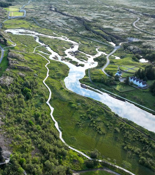 "Nationalparks - Geschützte Naturwunder - Islands Herz aus Feuer und Eis": Luftbild: In einer Schlucht liegt eine Straße, neben der Schlucht fließt ein Fluss.