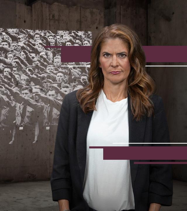 Katty Salié vor zwei Fotos von Aufmärschen der Nazis