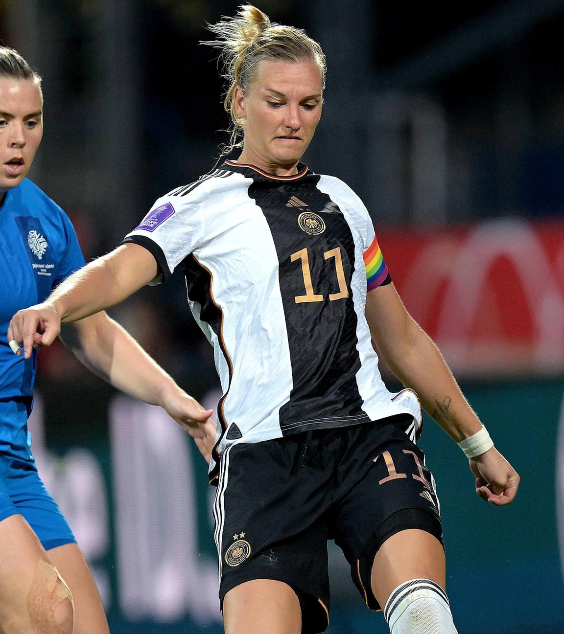 Islands Ingibjorg Sigurdardottir und Deutschlands Alexandra Popp beim Nations League Spiel am 26.09.2023.