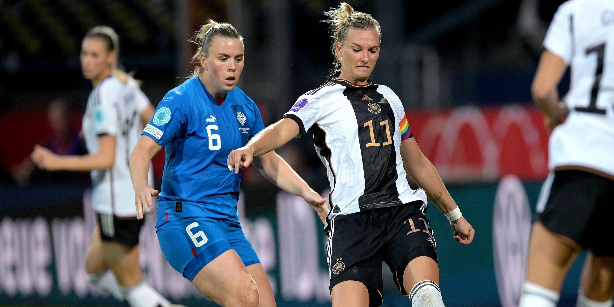 Islands Ingibjorg Sigurdardottir und Deutschlands Alexandra Popp beim Nations League Spiel am 26.09.2023.